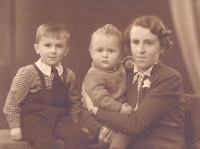 Karel Soukup se starším bratrem Vladimírem a maminkou Emilií, Vánoce 1938