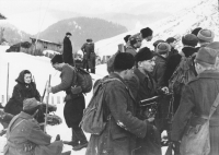 Popisek na rubu fotografie: Za Magurkou, 21. března 1945