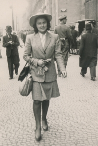 Soňa Suchardová-Allanová, maminka Pierra Allana, rok 1944