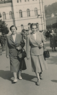 Babička Aga se svou sestrou Antonií Ticháčkovou v Karlových Varech, 1955