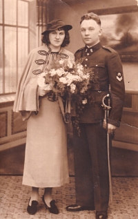 Svatební fotografie rodičů J. Cardové / asi 1935