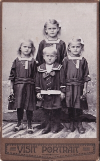 Matka J. Cardové Elizabeth (vlevo) se sourozenci / kolem roku 1913