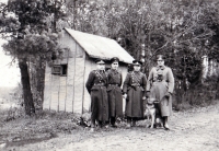 Otec J. Cardové s kolegy z finanční stráže na celnici  / Rychlebské hory / 1938