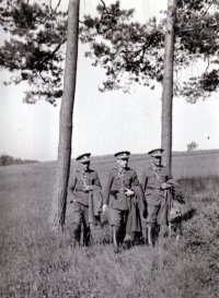 Otec J. Cardové Bohuslav Carda (uprostřed) s kolegy z finanční stráže / 1938