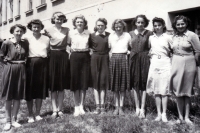 Jarmila Cardová (třetí zleva) v pěveckém kroužku / Bílovec / začátek 50. let