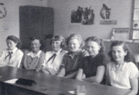 Jarmila Cardová (třetí zleva) ve škole / Bílovec / konec 40. let