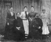 Babička pamětnice Filoména Rischer / Müllerová (úplně vpravo) s rodinou