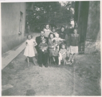 Rodina Karolova, Jiřina vpravo, Zádveřice, 1954