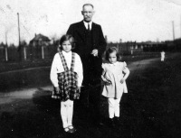 Se sestrou Kristinou a dědou Janem Teslou, kolem roku 1947