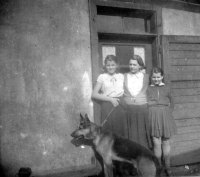 Se straší sestrou a matkou, Ostrava, kolem roku 1952