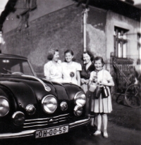 Ingeborg Larišová (vpředu v pionýrském šátku) s matkou, sestrou a tetou, Ostrava, kolonie dolu Šalamoun, kolem roku 1952