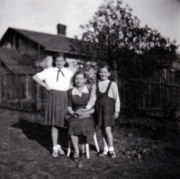 Se starší sestrou a matkou, Ostrava, kolem roku 1950