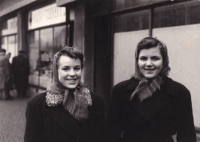 Ingeborg Larišová (vpravo) se sestřenicí, Praha, kolem roku 1956