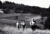 Ingeborg Larišová (vpředu), Beskydy, kolem roku 1960