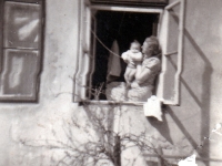 Ingeborg Larišová s matkou, Slovensko, Turany, 1943