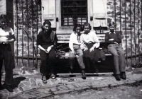 Ingeborg Larišová (vpravo uprostřed) se spolužačkami na školním výletě, 50. léta
