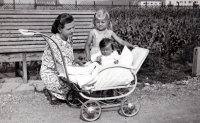 S matkou a starší sestrou, Slovensko, Turany, 1944