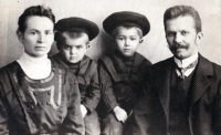 Otec Johann Kolek s rodiči a bratrem, kolem roku 1911