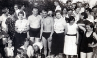 Otec I. Larišové (uprostřed v plavkách) a matka (vpravo, bílá halenka), Slovensko, 30. léta