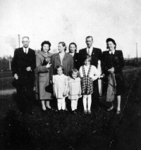 Ingeborg Larišová (první dítě zleva) s rodinou, Ostrava, kolem roku 1948