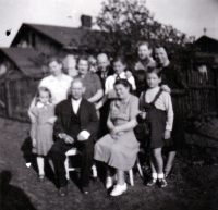 Ingeborg Larišová (vpravo v šatové sukni) s rodinou, Ostrava, kolonie dolu Šalamoun, kolem roku 1950