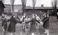 Ingeborg Larišová (v šatové sukni) s dětmi z kolonie dolu Šalamoun, Ostrava, kolem roku 1950