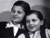 Se starší sestrou Kristinou, kolem roku 1950