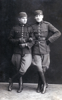 Otec Johann Kolek (vlevo), 20. léta 20. století