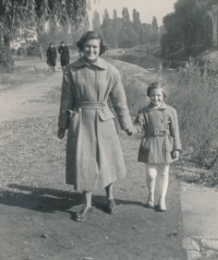 Maminka Sonja s pamětnicí, Nymburk, 1952