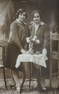 Maminka Helena Franková, vlevo