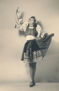 Maminka Sonja, rozená Löwitová, tančí v nymburském divadle, 1941