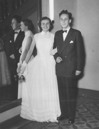 Karel Soukup na maturitním plesu své budoucí manželky Dany Matasové, druhá polovina 50. let 20. století