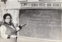 Matka Valentina Segeděnko jako učitelka při výuce, 1985