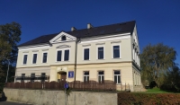 Budova obecné školy v Hejnicích, do které chodila pamětnice s princeznou Clothildou von Auersperg