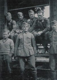 Otec Mikuláš Frank (uprostřed), 1942
