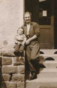 Pamětnice s babičkou Agou v Krkonoších, 1948