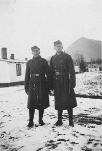 Josef Laufer (vpravo) během vojenské služby, posádková nemocnice Ružomberok, 8. prosince 1937