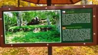 Informační tabule u lesního divadla