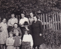 Prarodiče z matčiny strany Václav a Veronika (uprostřed) se svými dětmi a vnoučaty 