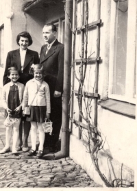 Witness with her husband and daughters around 1964