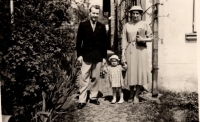 Witness with her husband and daughter around 1958