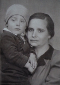 Jiří Frank s maminkou, 40. léta