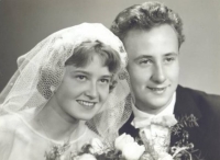Svatební fotografie novomanželů Karla a Dany Soukupových, 1960