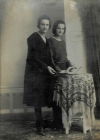 Vlevo Františka Dachovská v mládí
