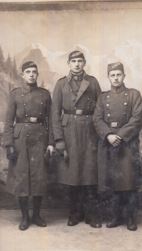 Vpravo otec Vincenc Zapletal na vojně na Slovensku v Tatrách v roce 1929. Zde získal nejlepší kondici, která mu později pomohla přežít nacistické vězení v letech 1940 - 1945. 