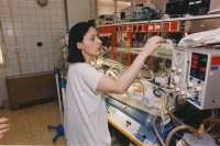 Blanka Zlatohlávková při práci na oddělení novorozenecké JIP v porodnici U svatého Apolináře