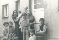 Blanka Zlatohlávková (třetí zleva) u bytu prarodičů Schwarzových na pražském Spořilově s bratrem, sestřenicemi a bratranci (10. září 1977)