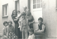 Blanka Zlatohlávková (třetí zleva) u bytu prarodičů Schwarzových na pražském Spořilově s bratrem, sestřenicemi a bratranci (10. září 1977)