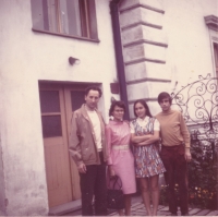 Blanka Zlatohlávková (druhá zprava) s rodiči a bratrem před evangelickou farou v Libiši u Mělníka 