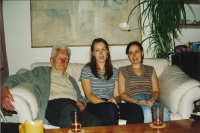 Blanka Zlatohlávková (vpravo) s dcerou Eliškou a tchánem Janem Zlatohlávkem (2004)